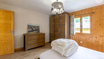 3 slaapkamers, een strijkplank/strijkijzer, reisbedje, gratis wifi