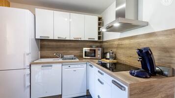 Een koelkast, een microgolfoven, een oven, een kookplaat