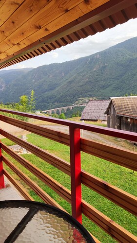 Cozy1-bedroom apartment in enjoyable view of the Tara Bridge with WiFi,fireplace