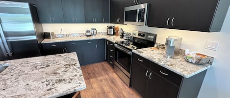 Réfrigérateur, four à micro-ondes, un four, surface de cuisson