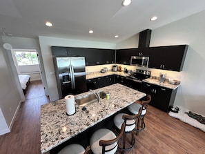 冷蔵庫、電子レンジ、オーブン、コンロ