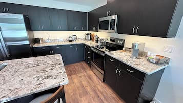 Frigorífico, microondas, horno y placa de cocina