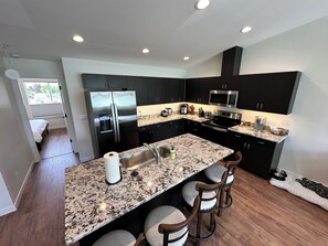 Geladeira, micro-ondas, lava-louças