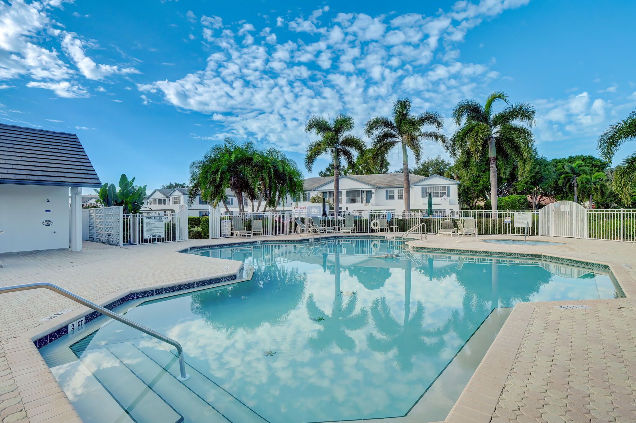 Pristine 2BR condo in favored Laurel Oaks with world class Pelican Bay amenities