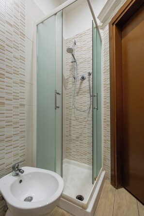 Apartamento | Banheiro | Chuveiro, produtos de toalete grátis, secador de cabelo, bidê