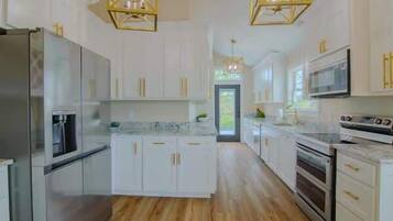 Refrigerador, microondas, horno y parrilla de estufa