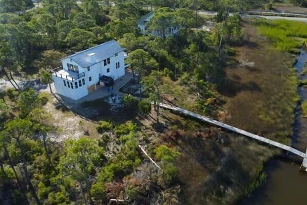 Exterior - Canal- Bay Front family home 5-bedroom Sleeps 18 POOL  Boat Dock (St. George Island)