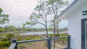 Una casa de un piso con balcón que da a un paisaje natural.