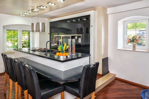 冰箱、微波炉、烤箱、洗碗机