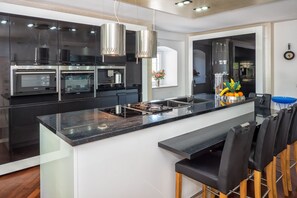 Kjøleskap, mikrobølgeovn, ovn og oppvaskmaskin