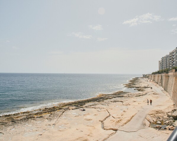På stranden