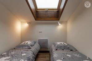 1 غرفة نوم ومكواة/لوح كي وسرير سفر وملاءات أسرّة