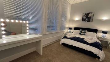 2 bedrooms, desk, iron/ironing board, travel cot