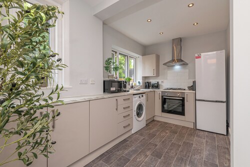 Contractors/Business/Families/Enjoy Fast WiFi Smart TV in this Shiny 2 Bed Apt