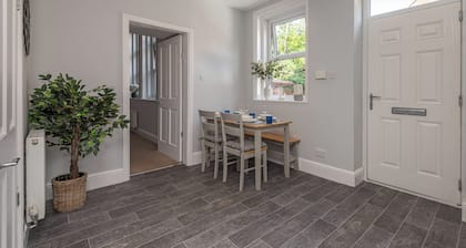 Contractors/Business/Families/Enjoy Fast WiFi Smart TV in this Shiny 2 Bed Apt