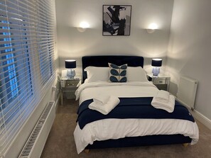 2 soverom, skrivebord, strykejern/-brett og reiseseng for barn