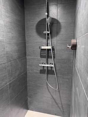 Douche, sèche-cheveux, serviettes fournies