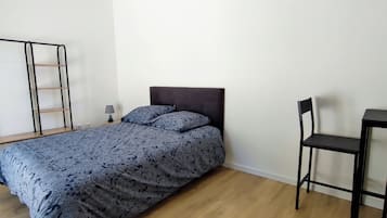 1 habitaciĂłn, tabla de planchar con plancha, wifi y ropa de cama