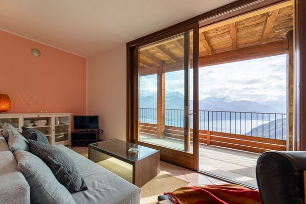 Apartment, Lake View | Living room | 35-inch TV with digital channels - Willow Apartment with Lakeview (Gravedona)