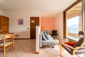 Apartment, Lake View | Living area | 35-inch TV with digital channels - Willow Apartment with Lakeview (Gravedona)