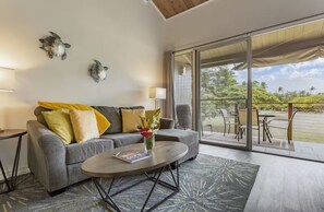 Smart TV - Oceanfront 1 bedroom + loft with Beach BBQ & Pool (Lahaina)