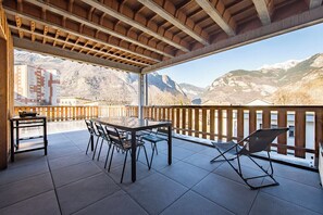 Outdoor dining - Chaleur Alpine | XXL Terrace & Mountain View (Saint-Jean-de-Maurienne)