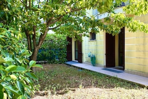 A building with a paved walkway and a tree in the foreground. - N293 - Sirolo, comfortable three-room apartment in a quiet area (Sirolo)