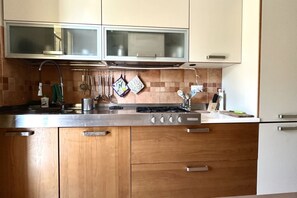 Réfrigérateur, four, lave-vaisselle, tables à manger