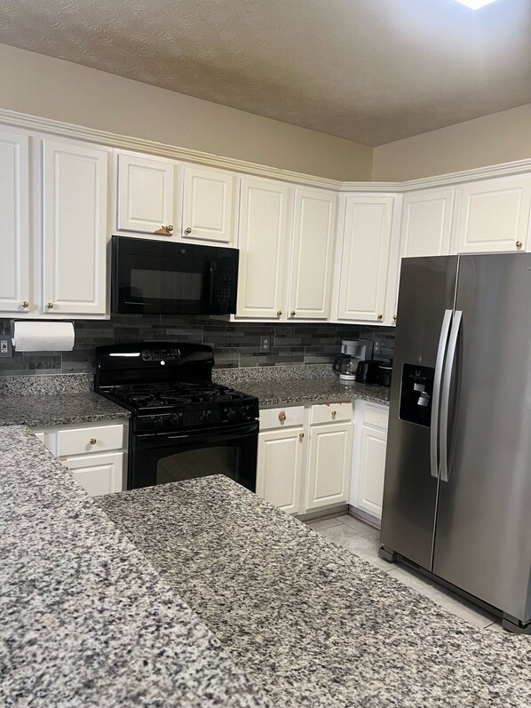 Batterie de cuisine, vaisselle et ustensiles, épices