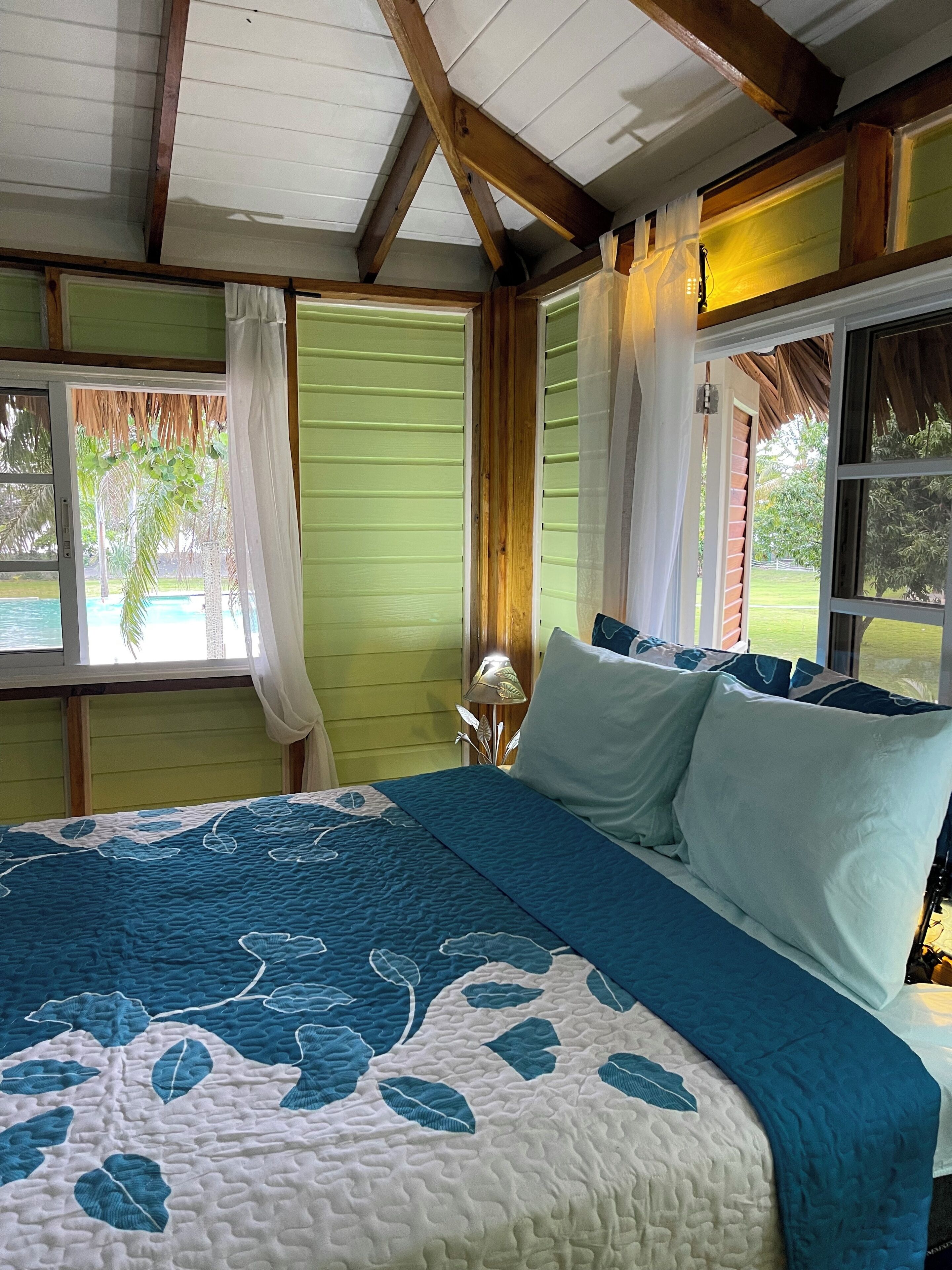 Biệt thự dành cho gia đình, quang cảnh bãi biển | Két bảo mật tại phòng, bàn, khu vực làm việc phù hợp cho laptop 