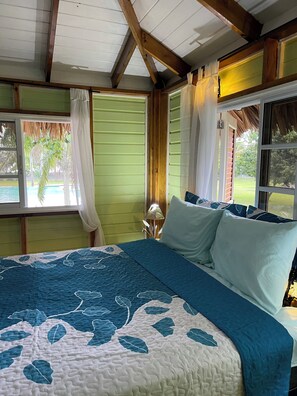 Villa familiar, vista a la playa | Caja de seguridad en la habitación y escritorio