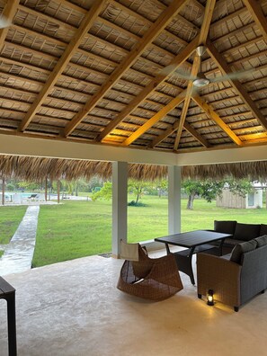 Chalet familiar, vista a la playa | Área de sala de estar