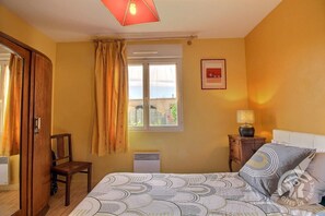 3 slaapkamers, een strijkplank/strijkijzer, gratis wifi, beddengoed