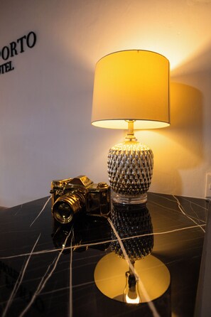 Ein Tisch mit Kamera und Lampe auf einer spiegelnden Oberfläche.