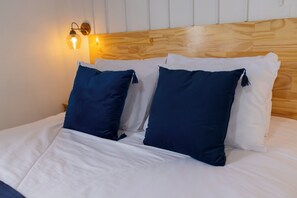 Royal Double Room | Individually decorated, desk, laptop workspace, blackout curtains - via porto hotel  (San Salvador)