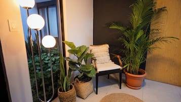 Habitación familiar, vista al jardín | 1 habitación, decoración personalizada y escritorio