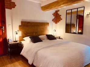 5 slaapkamers, een strijkplank/strijkijzer, wifi, beddengoed