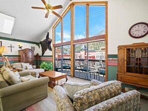 Smart TV, fireplace - NEW Downtown Summit View NEW Downtown Summit View (Ouray)