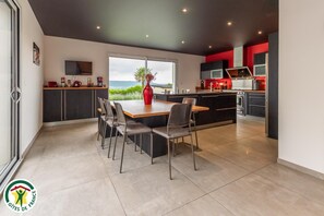 Microwave, oven, dishwasher, coffee/tea maker