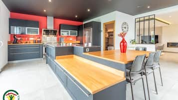 Microwave, oven, dishwasher, coffee/tea maker