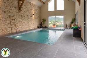 Piscina coperta, una piscina riscaldata