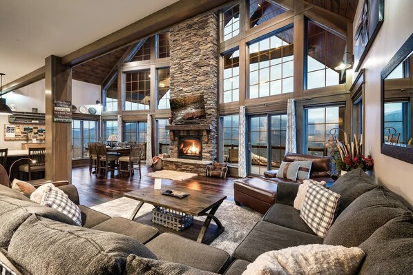 Smart TV, fireplace, video games - Gatlinburg Getaway|Hot Tub,Fireplace, Arcade, Grill & Deck w/ Mountain Views (Gatlinburg)