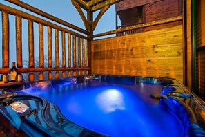 Outdoor spa tub - Smokies Mountain Cabin|Hot Tub,Game Lounge,Mini Theater,Ridge Views (Gatlinburg)