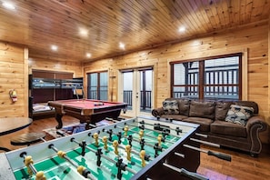Games room - Smoky Mtn Cabin | Hot Tub, Game Room, Theater (Gatlinburg)
