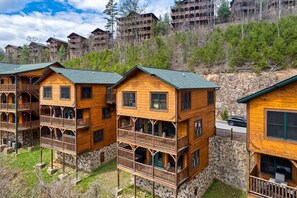 Exterior - Smokies Mountain Cabin|Hot Tub,Game Lounge,Mini Theater,Ridge Views (Gatlinburg)