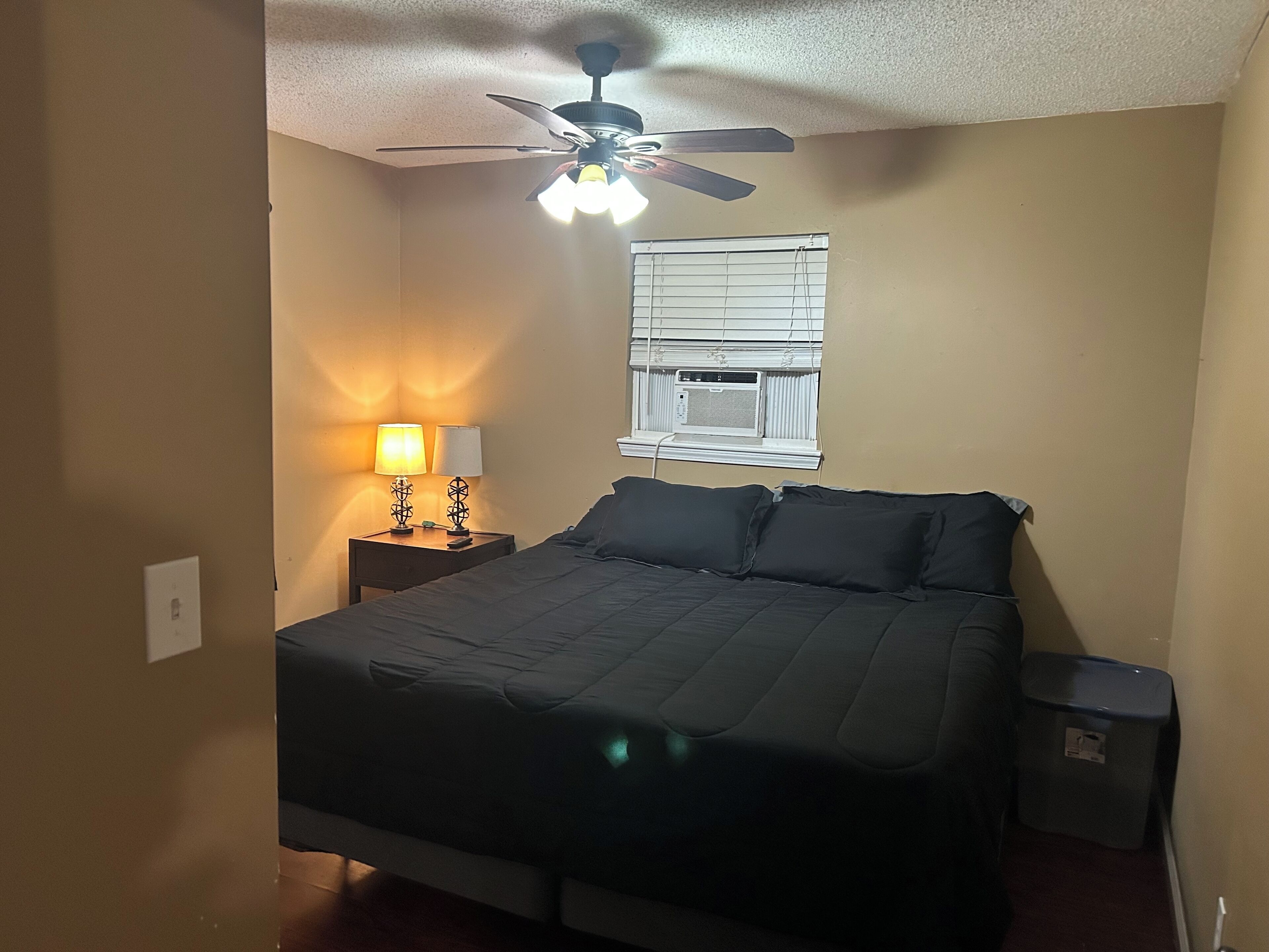 1 slaapkamer, een strijkplank/strijkijzer, wifi, beddengoed