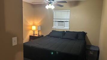 1 slaapkamer, een strijkplank/strijkijzer, wifi, beddengoed