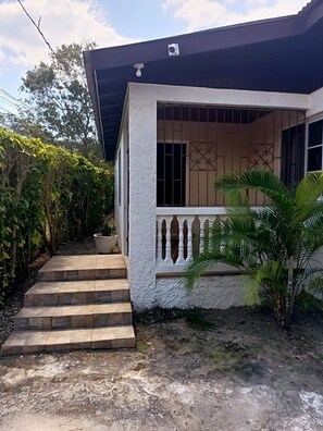 Exterior detail - Charming 2-bedroom house with AC and WiFi in gorgeous Negril, Jamaica (Negril)