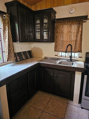 Private kitchen - Charming 2-bedroom house with AC and WiFi in gorgeous Negril, Jamaica (Negril)