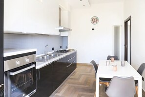 Apartment, Balkon | Eigene Küche | Kühlschrank, Ofen, Herdplatte, Wasserkocher mit Kaffee-/Teezubehör